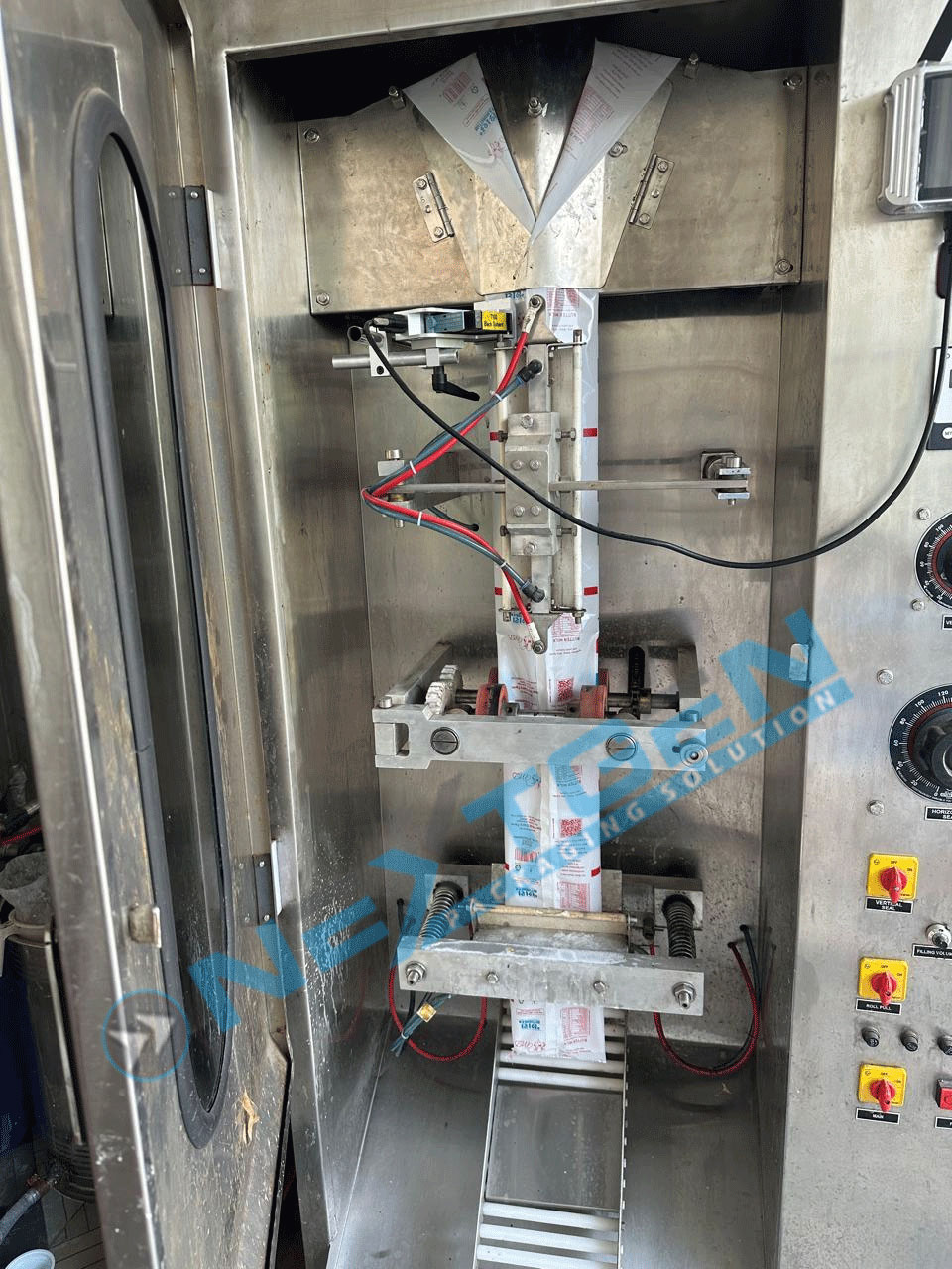Automatic Liquid Pouch Filling Machine